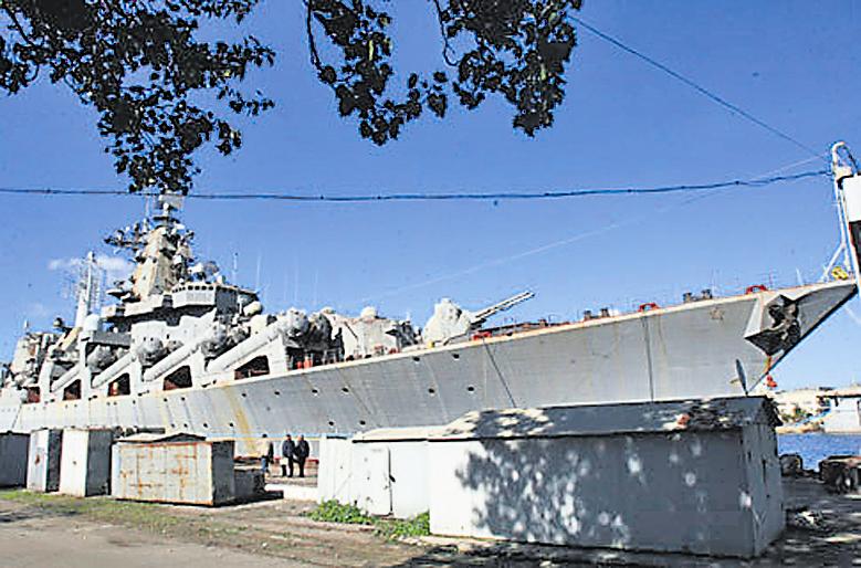 Міністр оборони Резніков з колегою із Швеції оглянули в Миколаєві крейсер “Україна” (ВІДЕО)