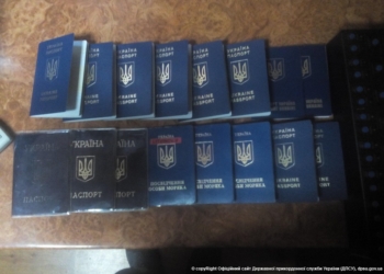 Зачем? Житель Херсона вез в оккупированный Крым 10 украинских паспортов и множество других документов