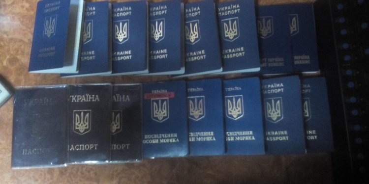 Зачем? Житель Херсона вез в оккупированный Крым 10 украинских паспортов и множество других документов