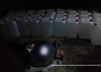 Один на двух лодках. Украинец вез через лиман тонну спирта