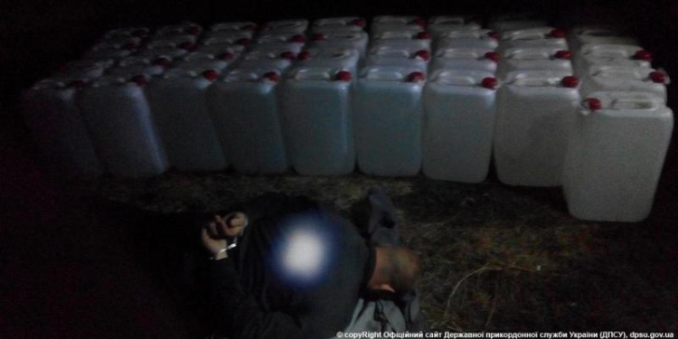 Один на двух лодках. Украинец вез через лиман тонну спирта