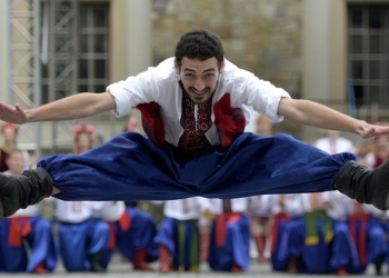 В Польше поставили красивый рекорд – 250 танцоров одновременно исполнили гопак!