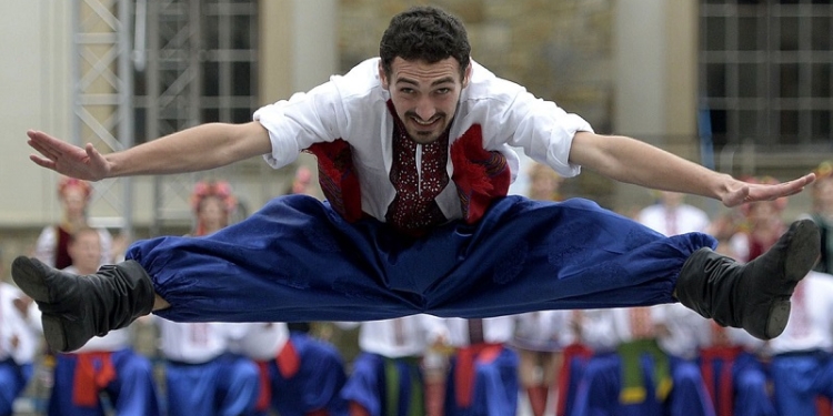 В Польше поставили красивый рекорд – 250 танцоров одновременно исполнили гопак!