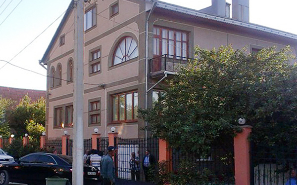 Утром в Бахчисарае напали на дом Мустафы Джемилева