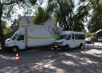 В Запорожье маршрутка врезалась в грузовик, 11 пострадавших