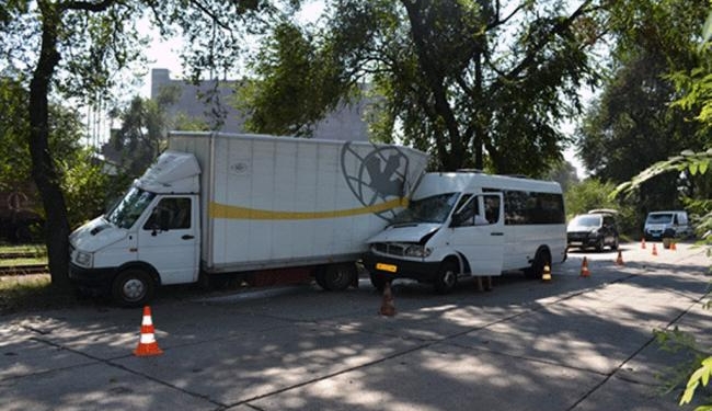 В Запорожье маршрутка врезалась в грузовик, 11 пострадавших