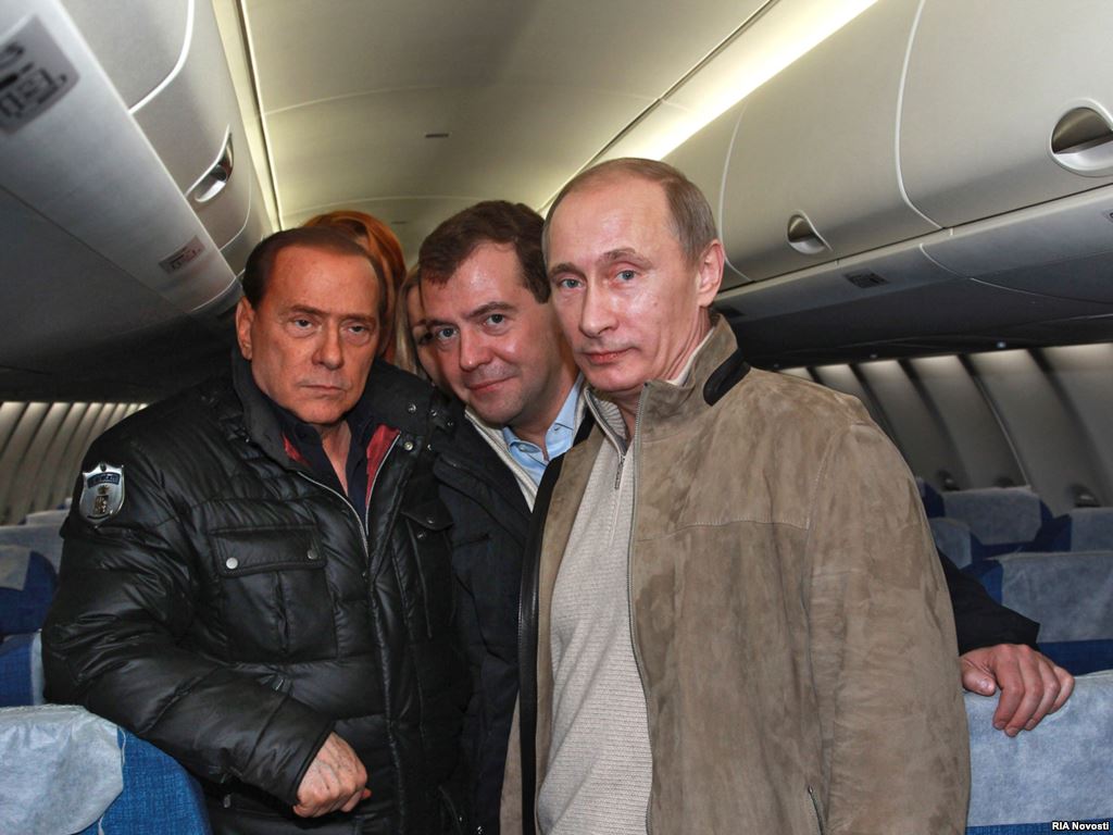 Интимный подарок. Берлускони подарил Путину пододеяльник с двумя мужиками 3