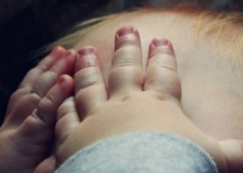 У найденного на автобусной остановке в Николаеве мальчика есть мама – ее разыскали сотрудники милиции