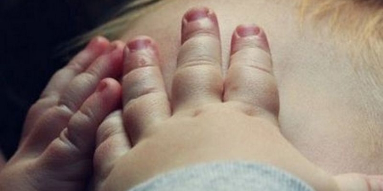 У найденного на автобусной остановке в Николаеве мальчика есть мама – ее разыскали сотрудники милиции