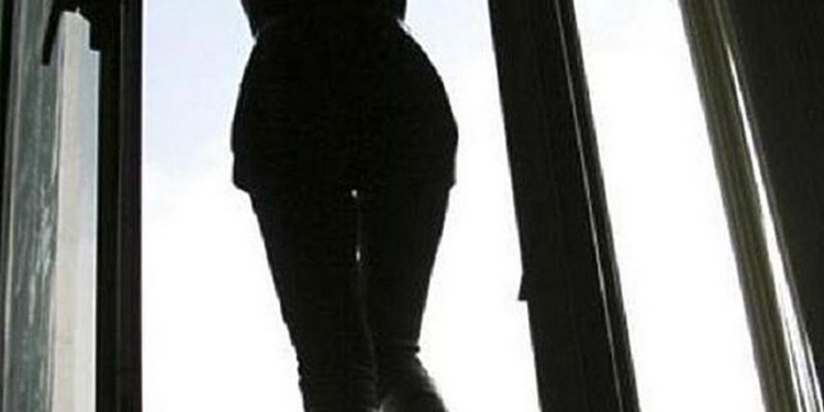 Из-за любви: на Николаевщине 17-летняя девушка выпрыгнула из окна четвертого этажа