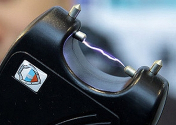 В Николаеве 17-летний и 18-летний ограбили девушку с помощью электрошокера