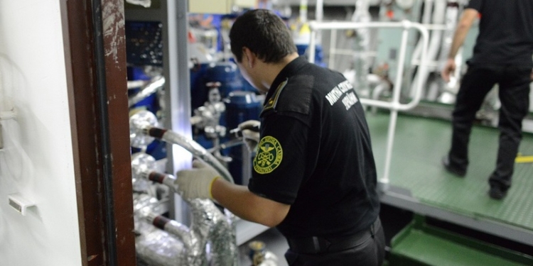 Правила – новые, нарушения – те же: капитан пришедшего на «Ника-теру» судна «уменьшил» запасы топливного мазута