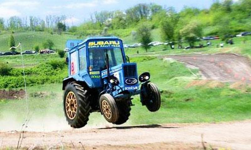 Департамент ЖКХ купил два трактора на 2,36 млн.грн. 1