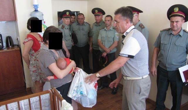 В Николаевском СИЗО покрестили самого маленького жителя