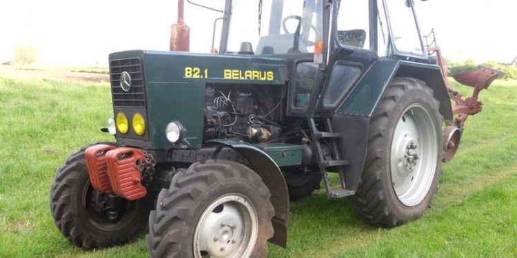 Николаев продолжает закупать технику: Корабельный район получил трактор за полмиллиона гривен