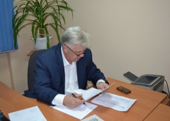 Жители Кобзарцов пришли на личный приём к главе Николаевского облсовета Лусте, чтобы заступиться за депутата Снигиревского райсовета, подозреваемого в пытках людей