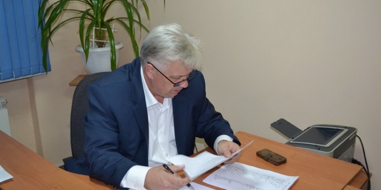 Жители Кобзарцов пришли на личный приём к главе Николаевского облсовета Лусте, чтобы заступиться за депутата Снигиревского райсовета, подозреваемого в пытках людей