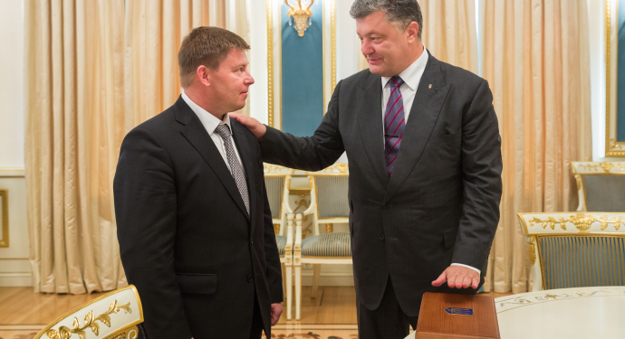 Президент наградил народного депутата от Николаевской области именным оружием