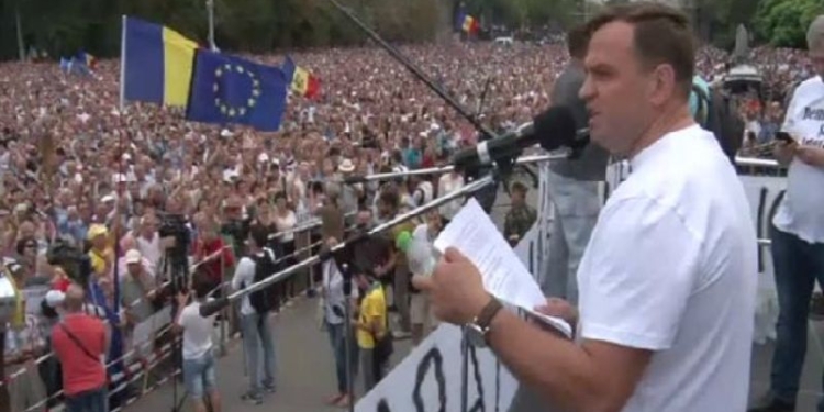 В столице Молдовы проходит многотысячный антиправительственный митинг – участники требуют отставки президента и досрочных выборов