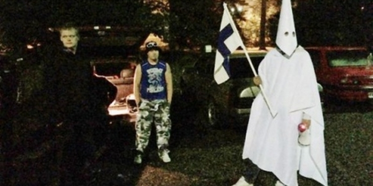 В Финляндии автобус с беженцами забросали камнями и файерами