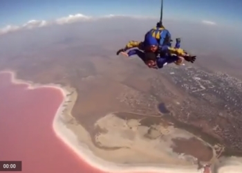 Катастрофа или ничего страшного? Вода в Куяльницком лимане стала розовой