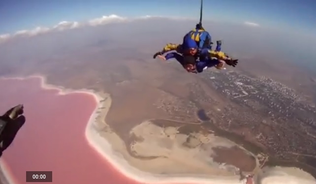 Катастрофа или ничего страшного? Вода в Куяльницком лимане стала розовой