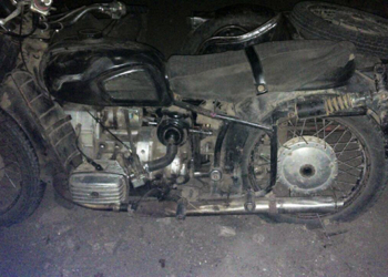 В результате ДТП в Еланце водитель стал пленником своего мотоцикла. Но спасатели выручили