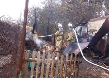 В Новоодесском районе сгорел гараж с машиной и мотоциклом и сенник с 1,5 тоннами сена