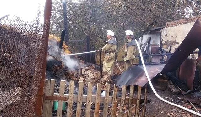 В Новоодесском районе сгорел гараж с машиной и мотоциклом и сенник с 1,5 тоннами сена