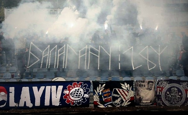 «Мы помним тебя, брат»: николаевские ультрас почтили память бойца «Азова» Андрея «Балагана» фаер-шоу