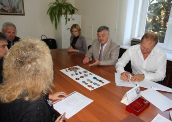 Николаевский горсовет передал награды Героя Советского Союза Шишкова в краеведческий музей