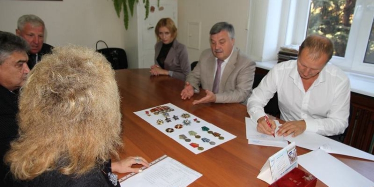 Николаевский горсовет передал награды Героя Советского Союза Шишкова в краеведческий музей