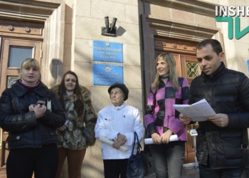 Николаевцы пришли узнать у Гранатурова и Гайдаржи, когда им установят обещанные в мае счетчики и запустят тепло в дома