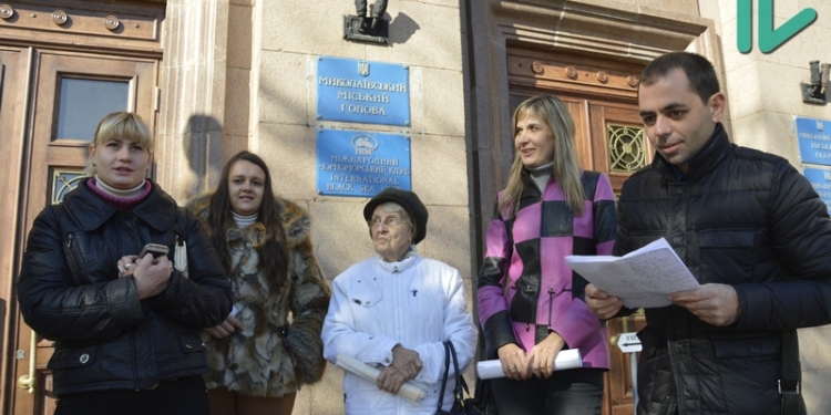 Николаевцы пришли узнать у Гранатурова и Гайдаржи, когда им установят обещанные в мае счетчики и запустят тепло в дома