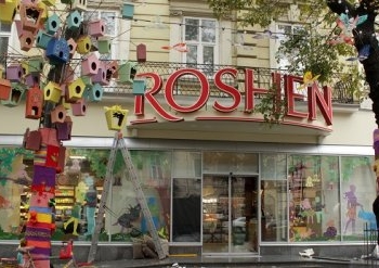 Львовская мэрия хочет демонтировать вывеску нового фирменного магазина Roshen
