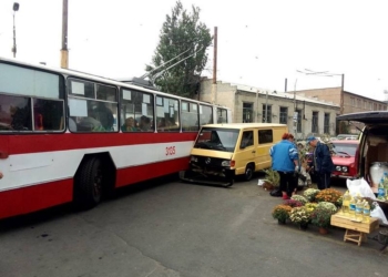 В Николаеве у старого железнодорожного вокзала столкнулись микроавтобус и троллейбус