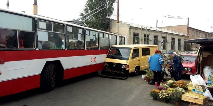 В Николаеве у старого железнодорожного вокзала столкнулись микроавтобус и троллейбус