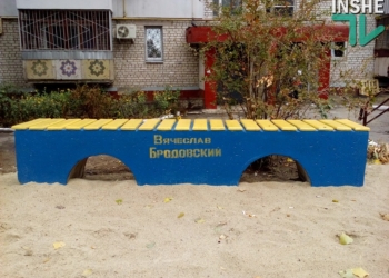 «Изюминка» от кандидата в Николаевский горсовет от «БПП-Солидарность»: после бакалейной ярмарки – перекрашенные скамейки Партии регионов