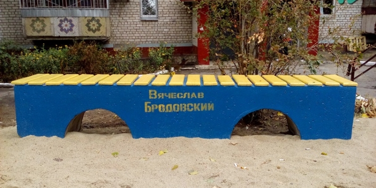 «Изюминка» от кандидата в Николаевский горсовет от «БПП-Солидарность»: после бакалейной ярмарки – перекрашенные скамейки Партии регионов