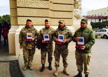 Четверо очаковских «морских котиков» получили сегодня волонтерский орден «Народный герой Украины»