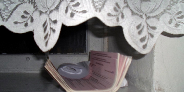 В Первомайском районе представители партий обнаружили в коридоре помещения УИК 40 избирательных бюллетеней с отметками за Л.Дромашко