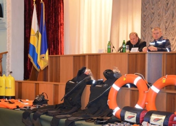 Николаевским спасателям передали сертификат на водолазное снаряжение