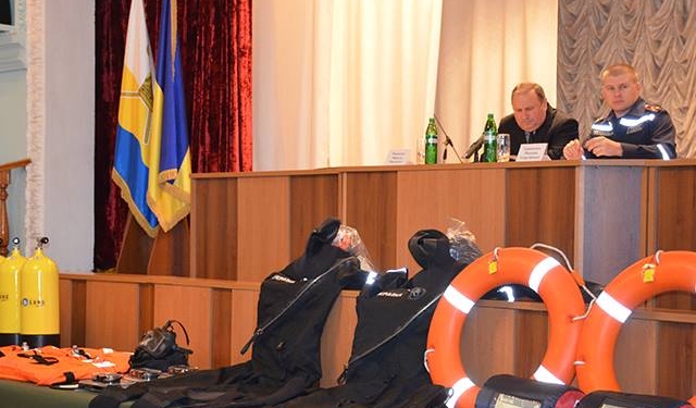 Николаевским спасателям передали сертификат на водолазное снаряжение