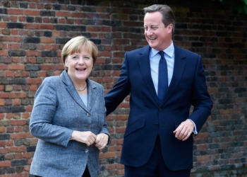 Меркель и Камерон договорились продолжить санкции против РФ