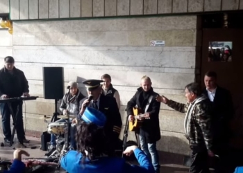 Кикабидзе спел в Киеве – с уличными музыкантами у метро