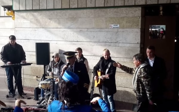 Кикабидзе спел в Киеве – с уличными музыкантами у метро