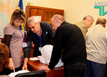 В Николаевском горизбиркоме уже 14 часов принимают протоколы и бюллетени по выборам депутатов Николаевского облсовета