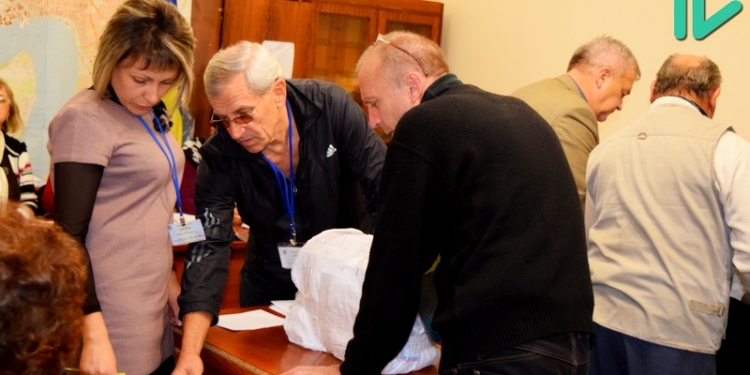 В Николаевском горизбиркоме уже 14 часов принимают протоколы и бюллетени по выборам депутатов Николаевского облсовета