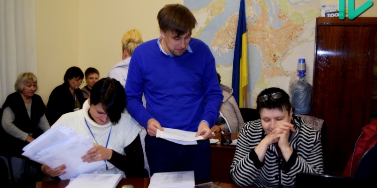 На финишной прямой: Ленинский райизбирком, пусть и глубокой ночью, но «сдался» Николаевскому горизбиркому