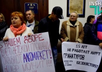 «Я пришел к тебе с приветом»: николаевцы со своими проблемами, в том числе и соседи Гранатурова, два часа прождали мэра в приемной
